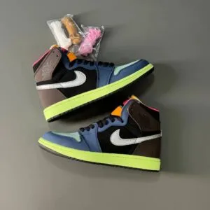 کفش نایک ایر جردن وان ساقدار توکیو Nike Air Jordan 1 High Tokyo نمای کناری جفت کتونی جردن توکیو بایوهک با زیره سبز روشن و بندهای اضافه در عکس