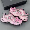 کفش نیو بالانس ۵۳۰ کاستوم صورتی نقرهای باربی اسپایس New Balance 530 Custom Pink Silver Barbie Spice کفش نیو بالانس ۵۳۰ کاستوم صورتی نقرهای باربی اسپایس New Balance 530 Custom Pink Silver Barbie Spice