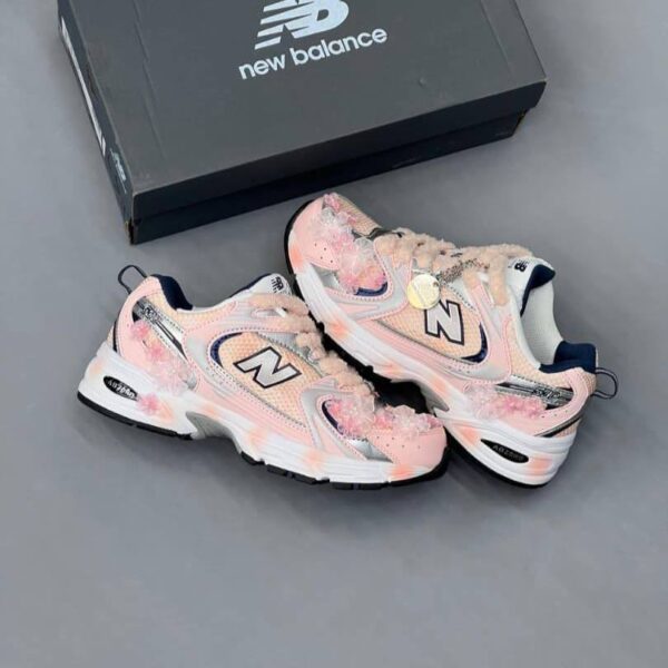 کفش نیو بالانس ۵۳۰ کاستوم صورتی گلدار New Balance 530 Custom Pink Floral کفش نیو بالانس ۵۳۰ کاستوم صورتی گلدار New Balance 530 Custom Pink Floral