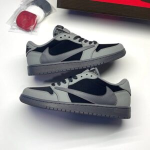 کفش نایک ایر جردن وان لو تراویس اسکات مشکی طوسی Nike Air Jordan 1 Low Travis Scott Black Gray کفش نایک ایر جردن وان لو تراویس اسکات مشکی طوسی Nike Air Jordan 1 Low Travis Scott Black Gray
