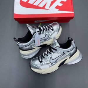 کفش نایک وومرو ۵ نقرهای کرم Nike Vomero 5 Silver Cream کفش نایک وومرو ۵ نقرهای کرم Nike Vomero 5 Silver Cream