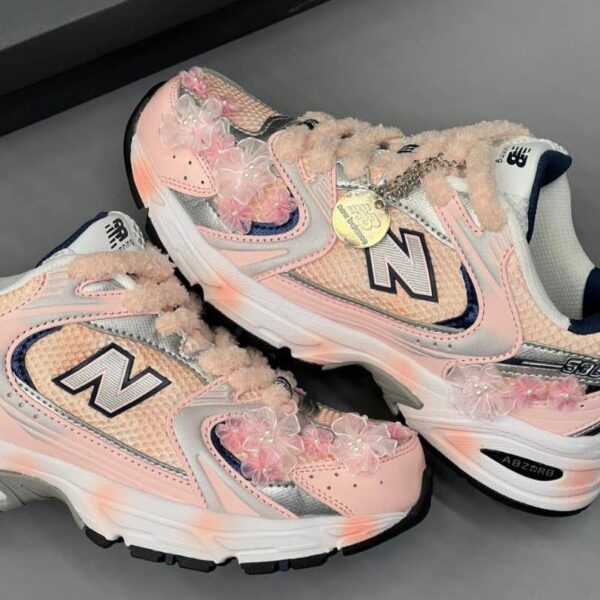 کفش نیو بالانس ۵۳۰ کاستوم صورتی گلدار New Balance 530 Custom Pink Floral کفش نیو بالانس ۵۳۰ کاستوم صورتی گلدار New Balance 530 Custom Pink Floral