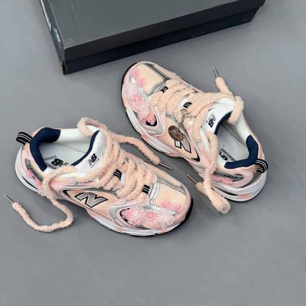کفش نیو بالانس ۵۳۰ کاستوم صورتی گلدار New Balance 530 Custom Pink Floral کفش نیو بالانس ۵۳۰ کاستوم صورتی گلدار New Balance 530 Custom Pink Floral