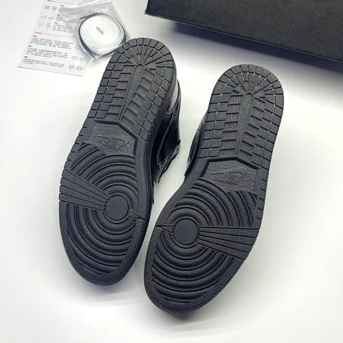 کفش نایک ایر جردن وان لو پتنت الفنت بلک Nike Air Jordan 1 Low Patent Elephant Black کفش نایک ایر جردن وان لو پتنت الفنت بلک Nike Air Jordan 1 Low Patent Elephant Black - تصویر 3