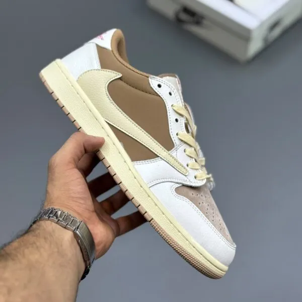 جردن ۱ لو تراویس اسکات ریورس موکا سفید قهوهای کرم Travis Scott Air Jordan 1 Low OG Reverse Mocha جردن ۱ لو تراویس اسکات ریورس موکا سفید قهوهای کرم Travis Scott Air Jordan 1 Low OG Reverse Mocha