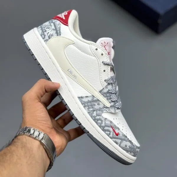 جردن ۱ لو تراویس اسکات دیور سفید خاکستری قرمز Travis Scott x Dior Air Jordan 1 Low White Grey Red جردن ۱ لو تراویس اسکات دیور سفید خاکستری قرمز Travis Scott x Dior Air Jordan 1 Low White Grey Red