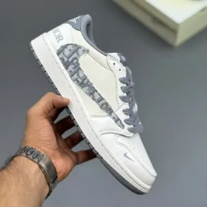 جردن ۱ لو تراویس اسکات طرح دیور سفید خاکستری Travis Scott x Dior Air Jordan 1 Low White Grey جردن ۱ لو تراویس اسکات طرح دیور سفید خاکستری Travis Scott x Dior Air Jordan 1 Low White Grey