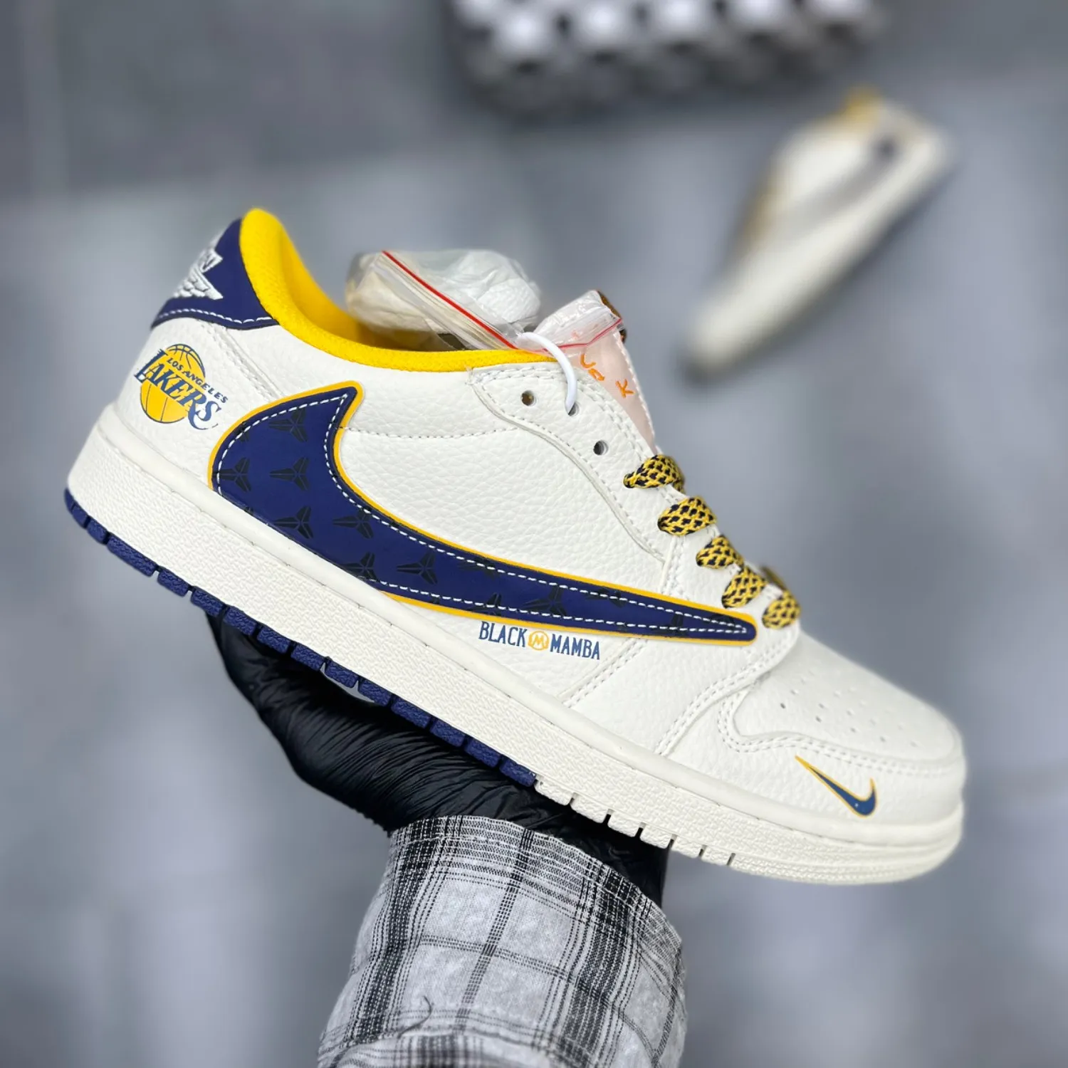 کفش نایک ایر جردن وان لو تراویس اسکات کوبی برایانت Nike Air Jordan 1 Low Travis Scott Kobe Bryant کفش نایک ایر جردن وان لو تراویس اسکات کوبی برایانت Nike Air Jordan 1 Low Travis Scott Kobe Bryant - تصویر 2
