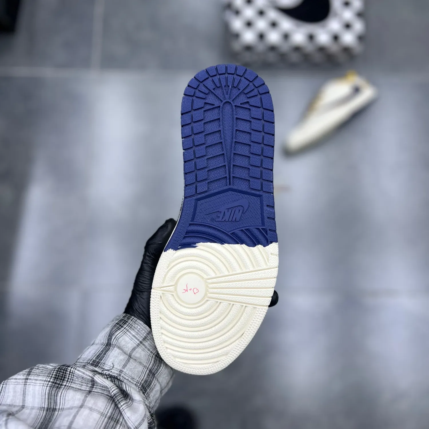 کفش نایک ایر جردن وان لو تراویس اسکات کوبی برایانت Nike Air Jordan 1 Low Travis Scott Kobe Bryant کفش نایک ایر جردن وان لو تراویس اسکات کوبی برایانت Nike Air Jordan 1 Low Travis Scott Kobe Bryant - تصویر 4