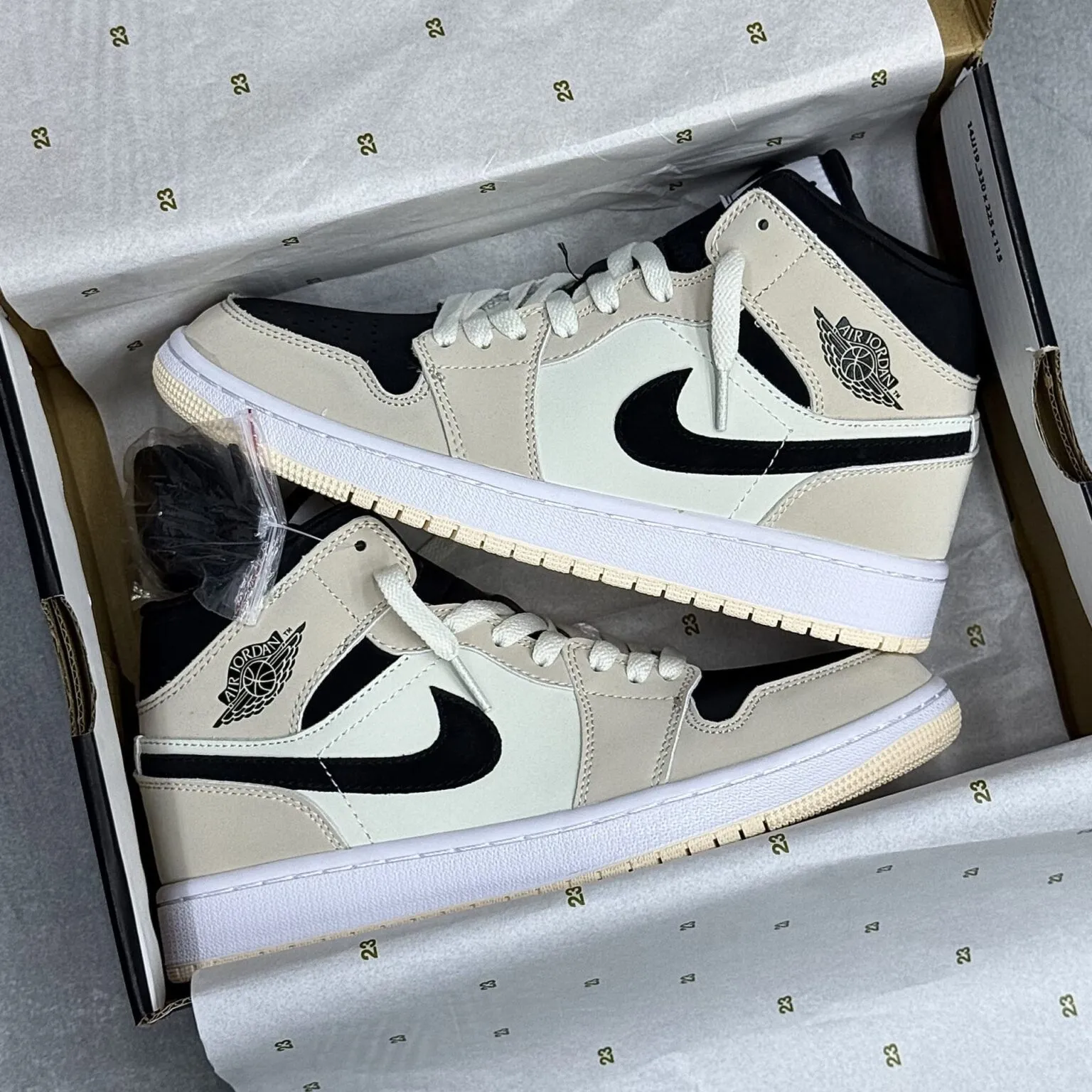 کفش نایک ایر جردن وان ساقدار کرم مشکی Nike Air Jordan 1 High Cream Black کفش نایک ایر جردن وان ساقدار کرم مشکی Nike Air Jordan 1 High Cream Black - تصویر 2
