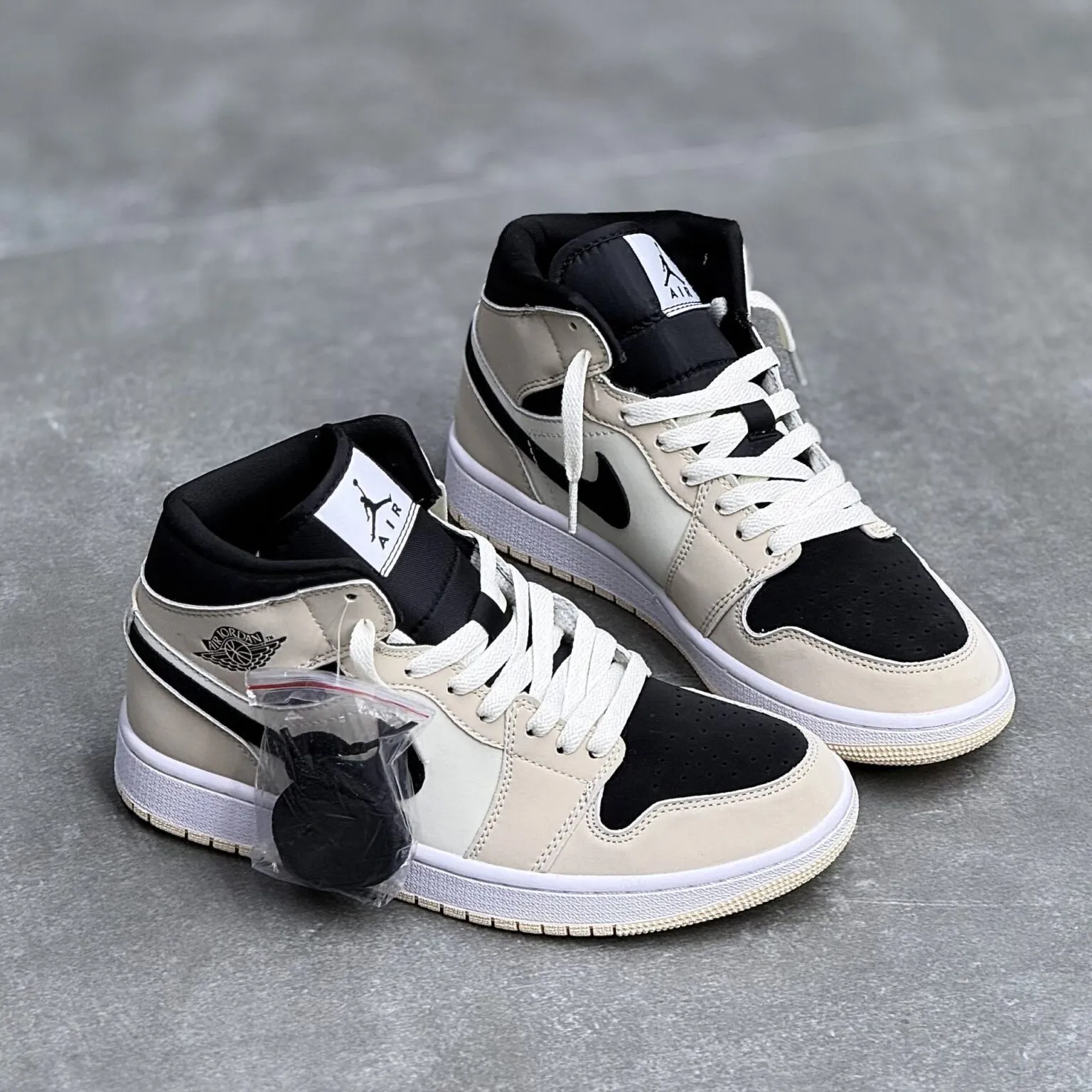کفش نایک ایر جردن وان ساقدار کرم مشکی Nike Air Jordan 1 High Cream Black کفش نایک ایر جردن وان ساقدار کرم مشکی Nike Air Jordan 1 High Cream Black - تصویر 3