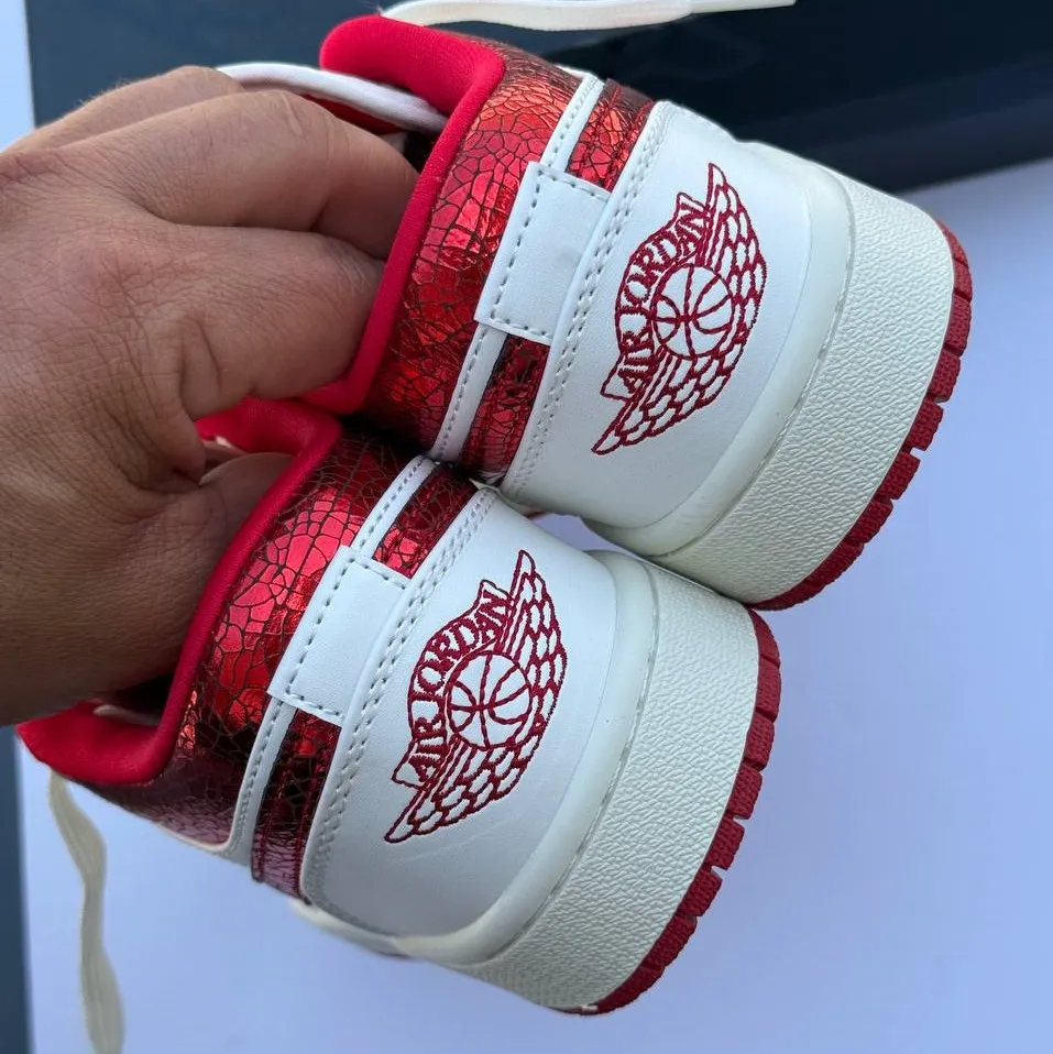 کفش نایک ایر جردن وان لو یاقوتی Nike Air Jordan 1 Low Ruby کفش نایک ایر جردن وان لو یاقوتی Nike Air Jordan 1 Low Ruby - تصویر 3