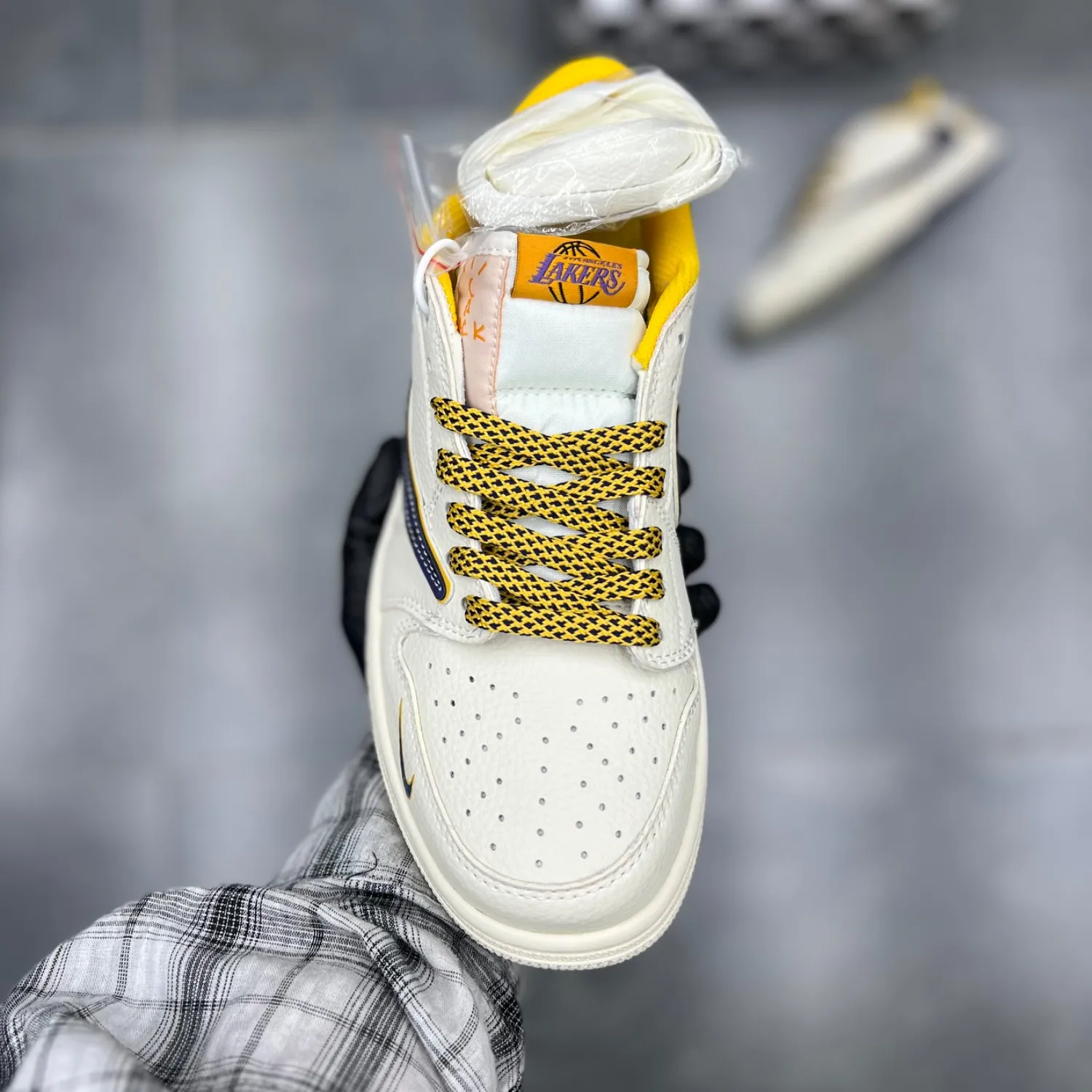 کفش نایک ایر جردن وان لو تراویس اسکات کوبی برایانت Nike Air Jordan 1 Low Travis Scott Kobe Bryant کفش نایک ایر جردن وان لو تراویس اسکات کوبی برایانت Nike Air Jordan 1 Low Travis Scott Kobe Bryant - تصویر 3