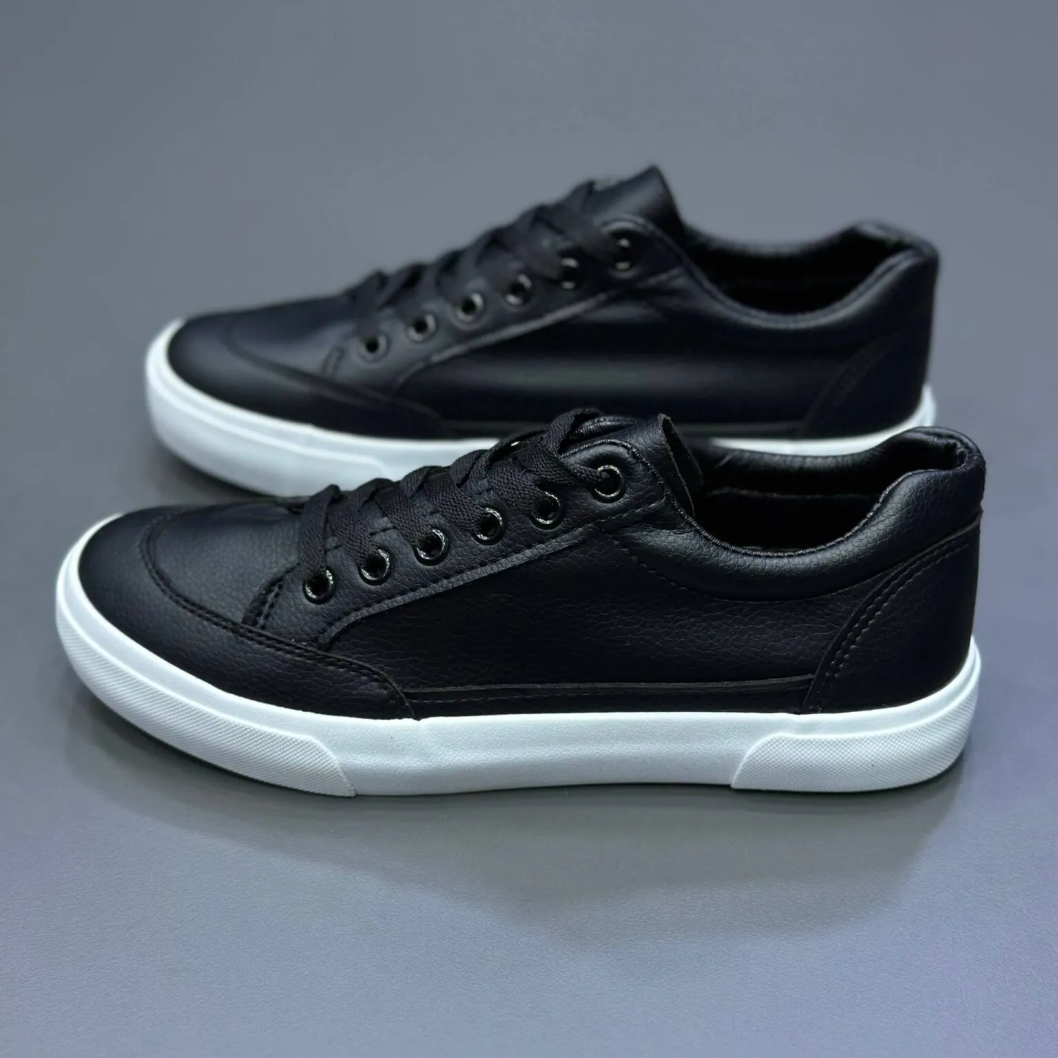 کتونی ونس ارکبیرد زنانه ساده Vans Sneakers کتونی ونس ارکبیرد زنانه ساده Vans Sneakers - تصویر 2