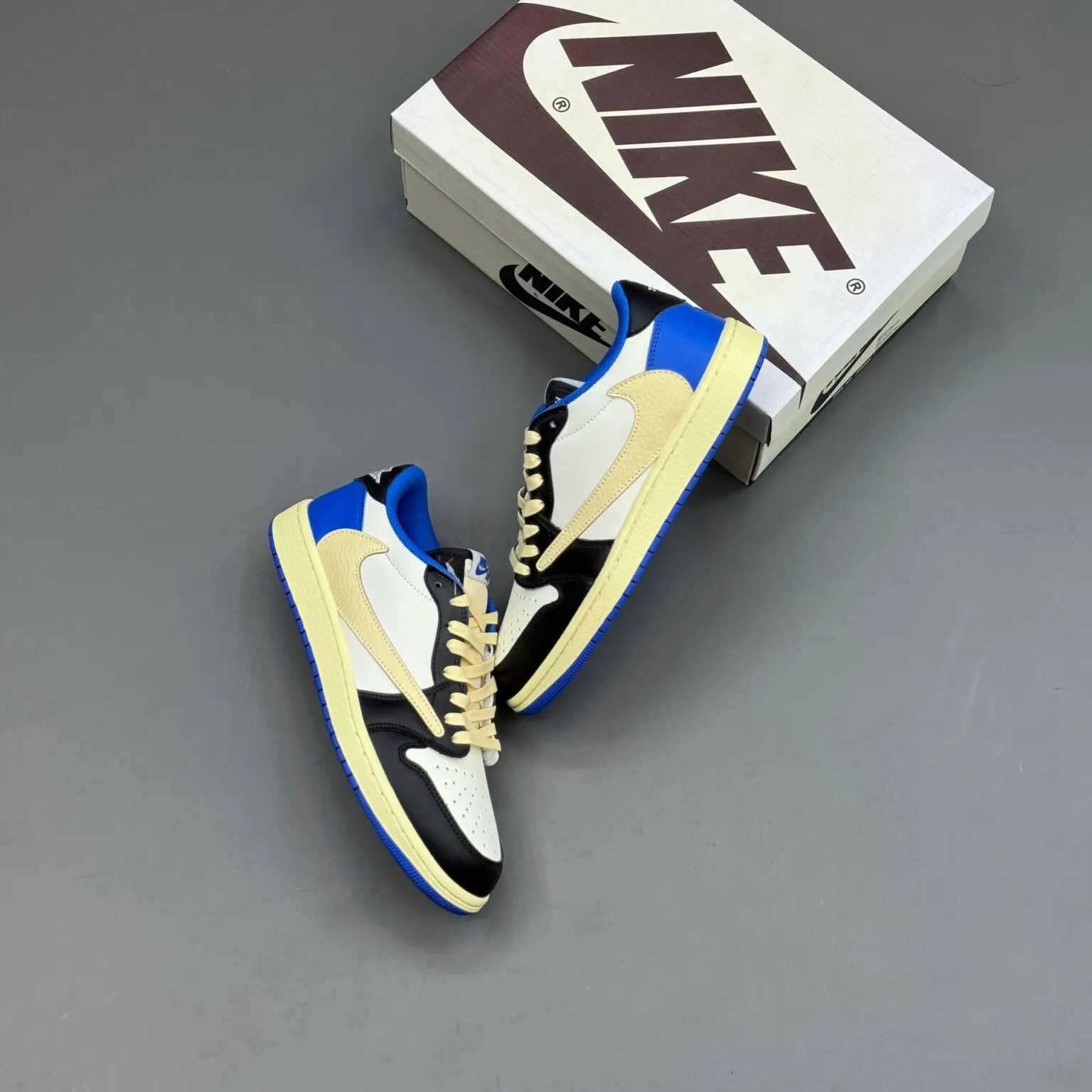 کفش نایک ایر جردن وان لو تراویس فرگمنت Nike Air Jordan 1 Low Travis Scott Fragment کفش نایک ایر جردن وان لو تراویس فرگمنت Nike Air Jordan 1 Low Travis Scott Fragment - تصویر 6