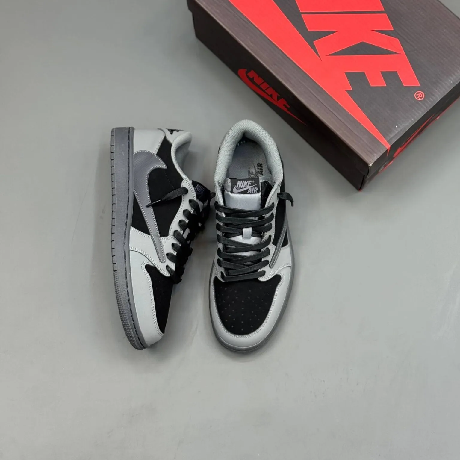 کفش نایک ایر جردن وان لو تراویس اسکات طوسی مشکی Nike Air Jordan 1 Low Travis Scott Grey Black کفش نایک ایر جردن وان لو تراویس اسکات طوسی مشکی Nike Air Jordan 1 Low Travis Scott Grey Black - تصویر 2