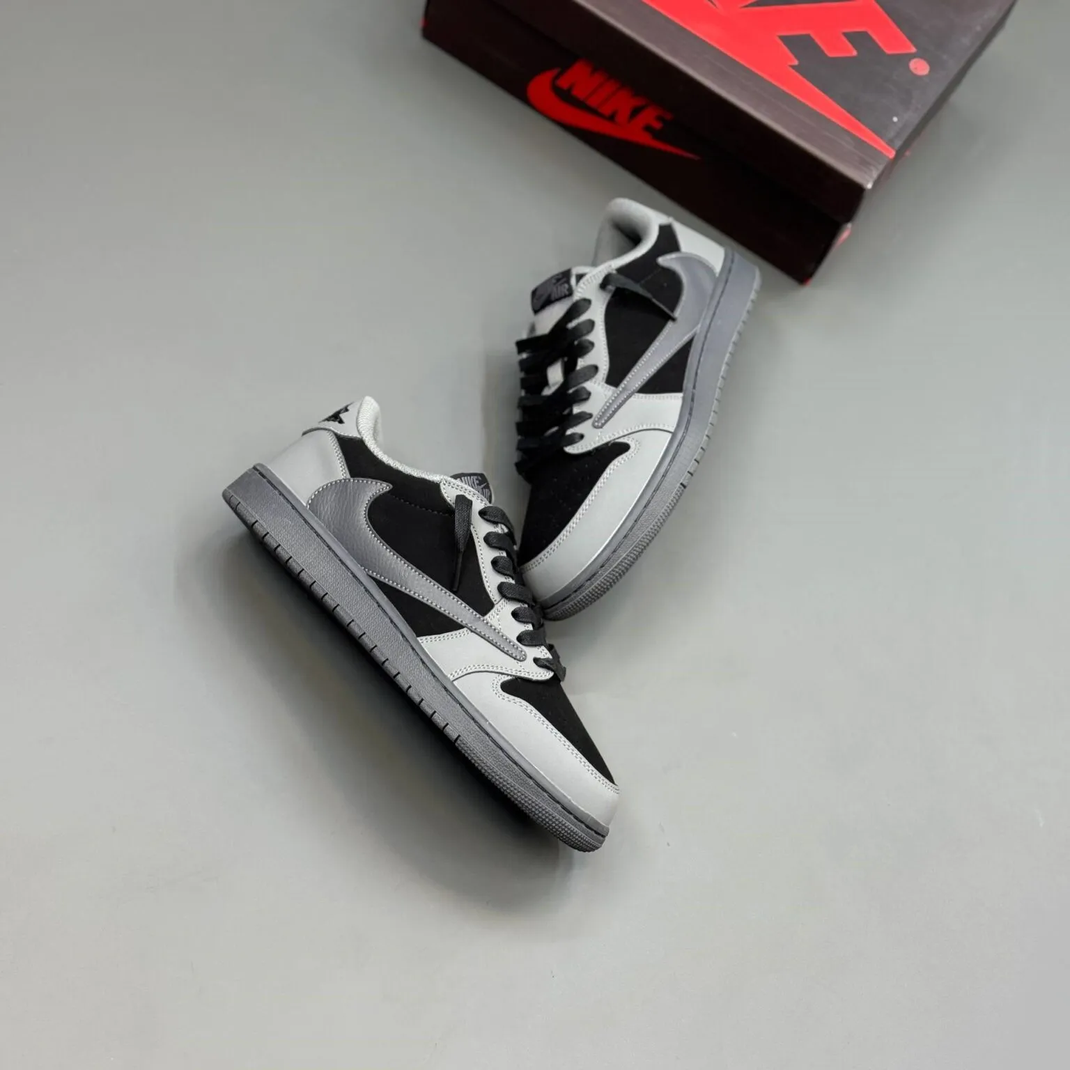 کفش نایک ایر جردن وان لو تراویس اسکات طوسی مشکی Nike Air Jordan 1 Low Travis Scott Grey Black کفش نایک ایر جردن وان لو تراویس اسکات طوسی مشکی Nike Air Jordan 1 Low Travis Scott Grey Black - تصویر 3