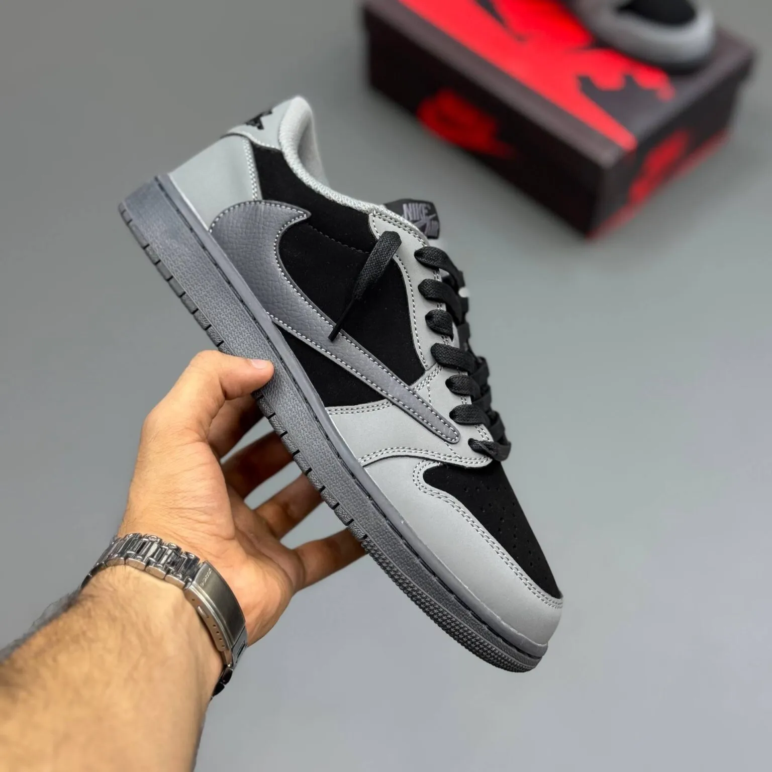 کفش نایک ایر جردن وان لو تراویس اسکات طوسی مشکی Nike Air Jordan 1 Low Travis Scott Grey Black کفش نایک ایر جردن وان لو تراویس اسکات طوسی مشکی Nike Air Jordan 1 Low Travis Scott Grey Black - تصویر 4