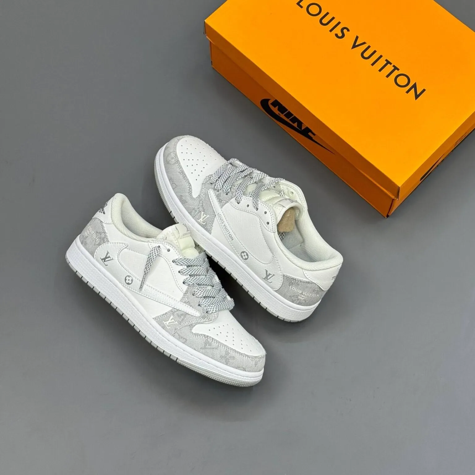 کفش نایک ایر جردن وان لو تراویس اسکات لویی ویتون سفید طوسی Nike Air Jordan 1 Low Travis Scott Louis Vuitton White Grey کفش نایک ایر جردن وان لو تراویس اسکات لویی ویتون سفید طوسی Nike Air Jordan 1 Low Travis Scott Louis Vuitton White Grey - تصویر 3