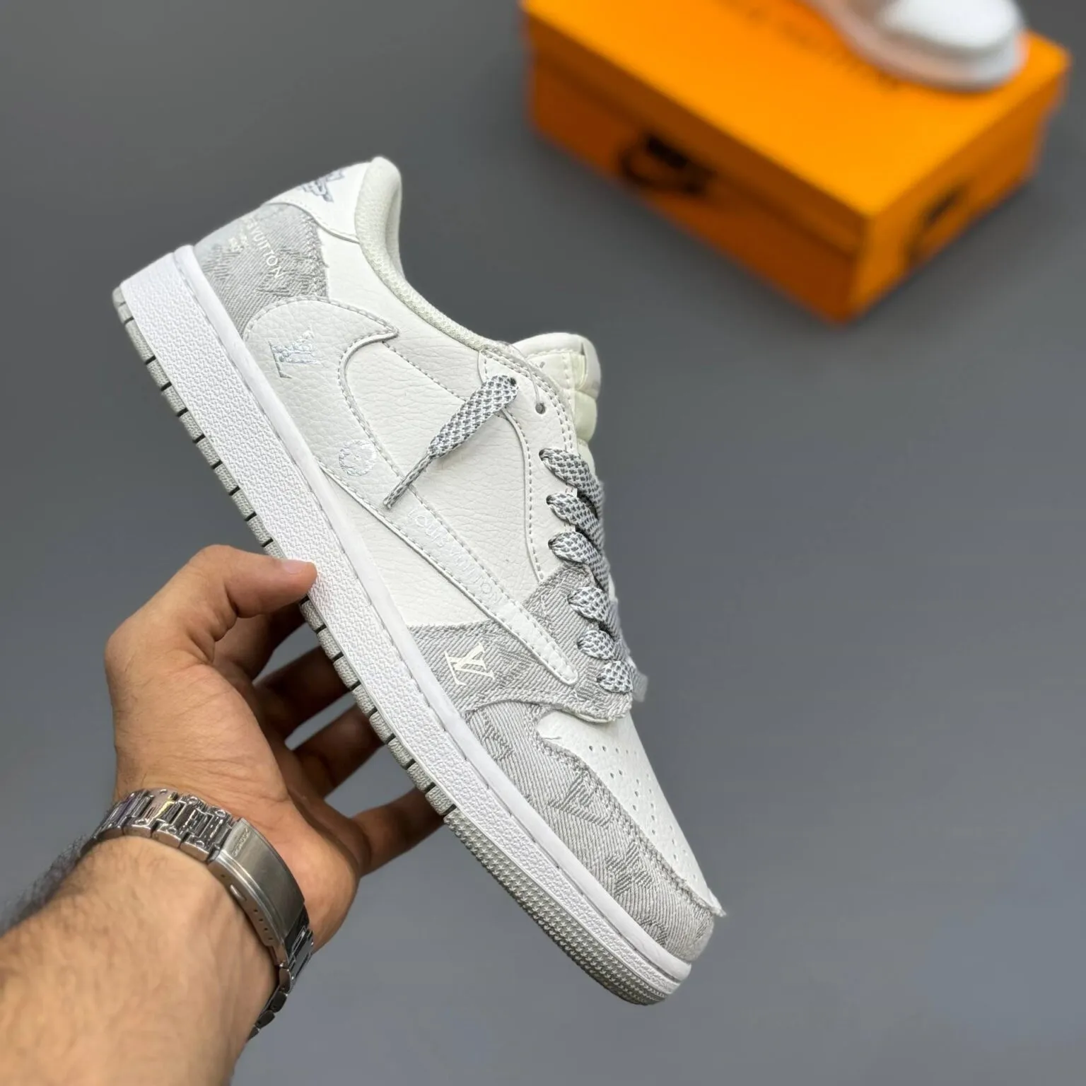 کفش نایک ایر جردن وان لو تراویس اسکات لویی ویتون سفید طوسی Nike Air Jordan 1 Low Travis Scott Louis Vuitton White Grey کفش نایک ایر جردن وان لو تراویس اسکات لویی ویتون سفید طوسی Nike Air Jordan 1 Low Travis Scott Louis Vuitton White Grey - تصویر 4