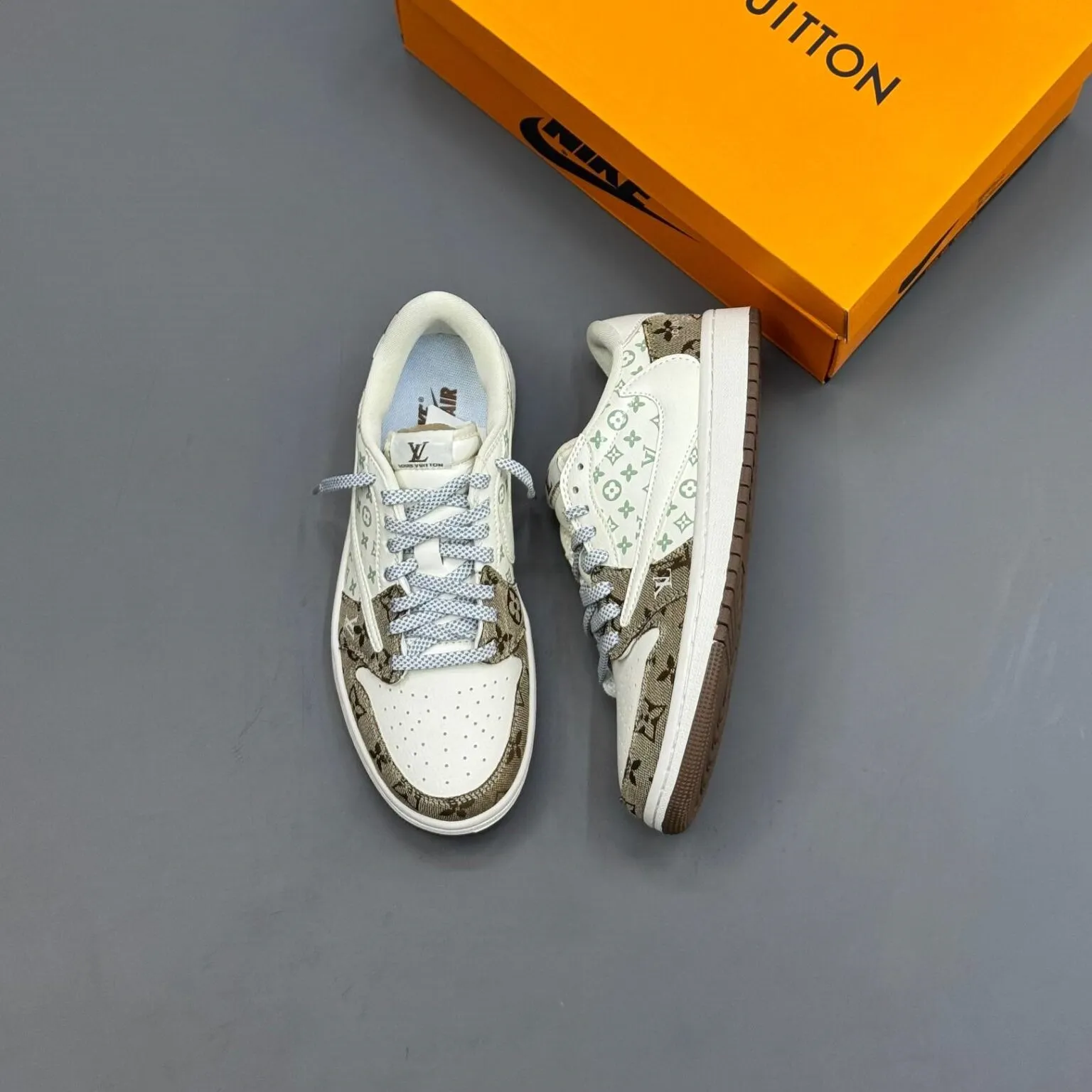 کفش نایک ایر جردن وان لو تراویس اسکات لویی ویتون سفید قهوه ای Nike Air Jordan 1 Low Travis Scott Louis Vuitton White Brown کفش نایک ایر جردن وان لو تراویس اسکات لویی ویتون سفید قهوه ای Nike Air Jordan 1 Low Travis Scott Louis Vuitton White Brown - تصویر 2