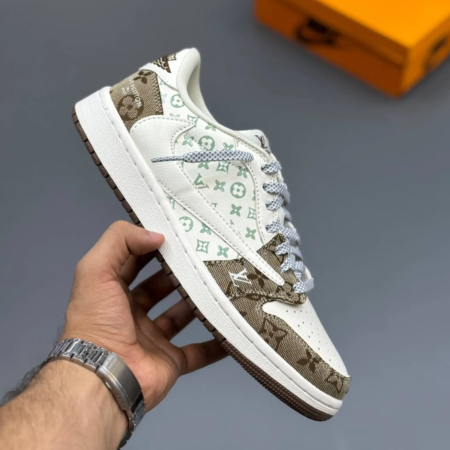 کفش نایک ایر جردن وان لو تراویس اسکات لویی ویتون سفید قهوه ای Nike Air Jordan 1 Low Travis Scott Louis Vuitton White Brown کفش نایک ایر جردن وان لو تراویس اسکات لویی ویتون سفید قهوه ای Nike Air Jordan 1 Low Travis Scott Louis Vuitton White Brown - تصویر 5