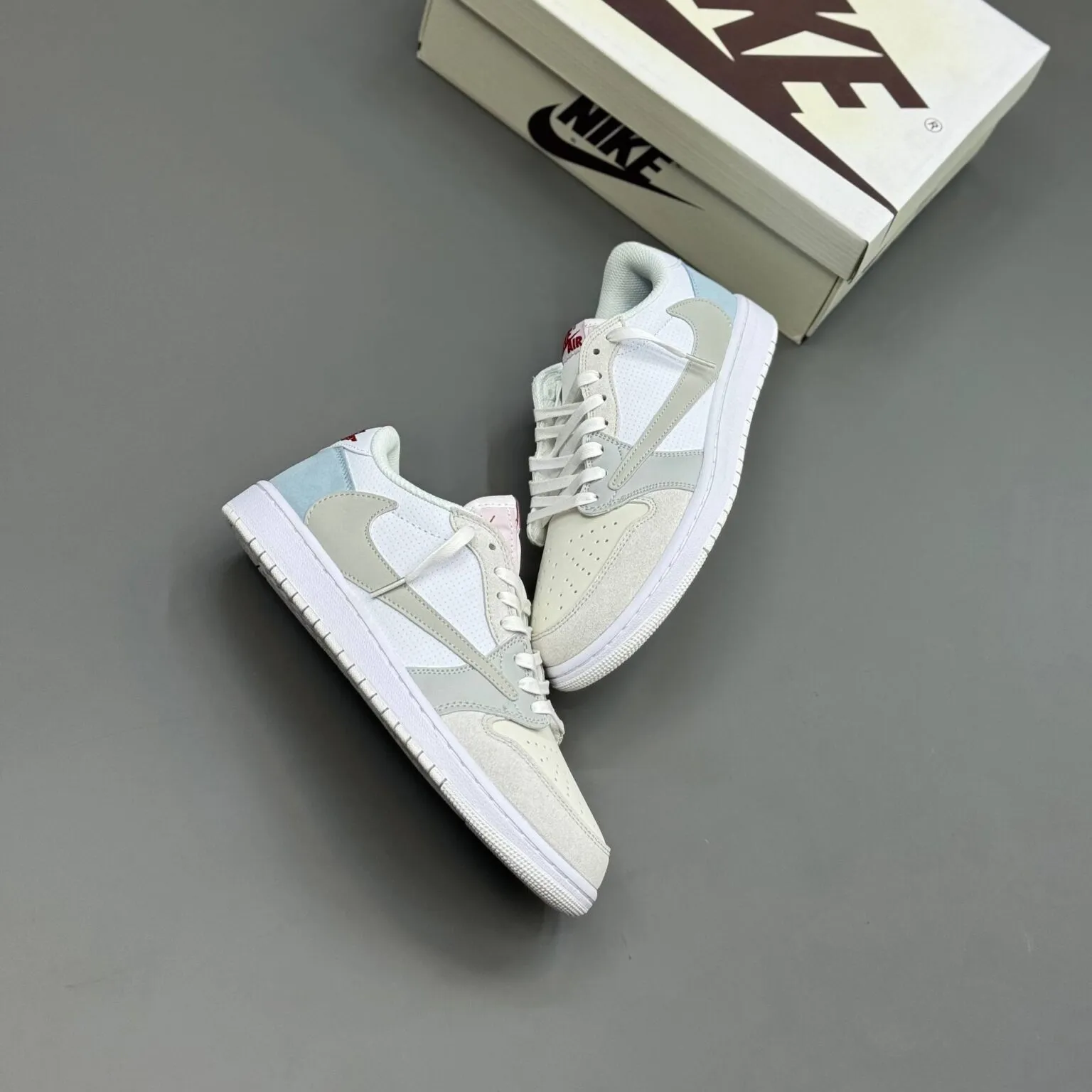 کفش نایک ایر جردن وان لو تراویس اسکات پاریس Nike Air Jordan 1 Low Travis Scott Paris کفش نایک ایر جردن وان لو تراویس اسکات پاریس Nike Air Jordan 1 Low Travis Scott Paris - تصویر 3