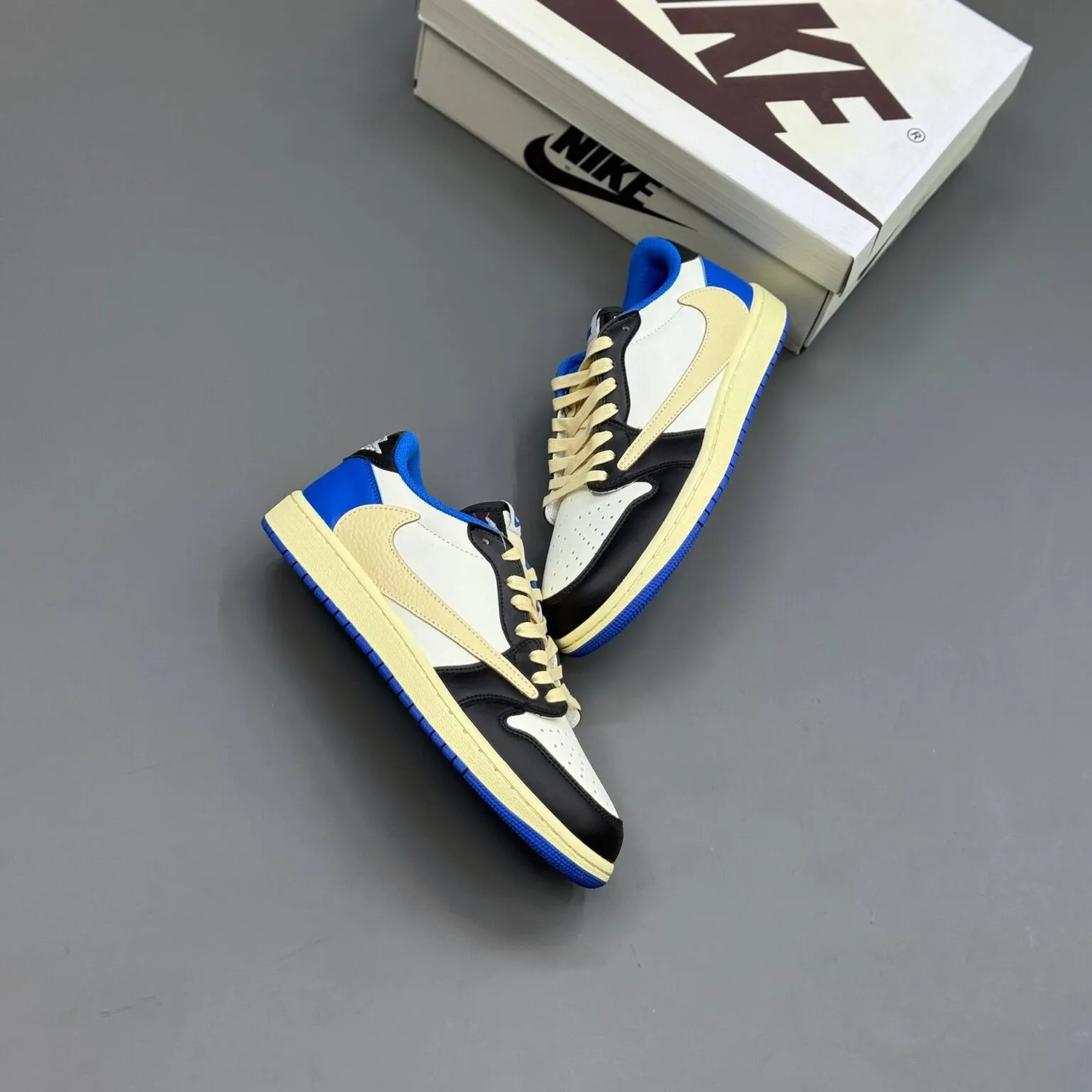 کفش نایک ایر جردن وان لو تراویس فرگمنت Nike Air Jordan 1 Low Travis Scott Fragment کفش نایک ایر جردن وان لو تراویس فرگمنت Nike Air Jordan 1 Low Travis Scott Fragment - تصویر 3