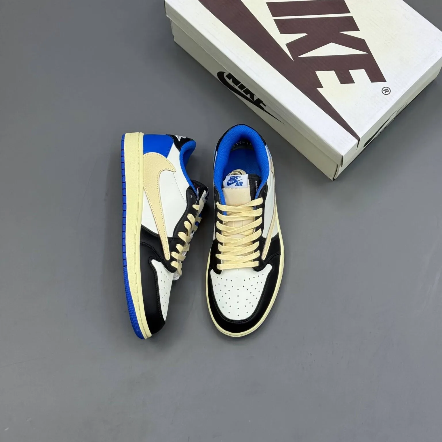 کفش نایک ایر جردن وان لو تراویس فرگمنت Nike Air Jordan 1 Low Travis Scott Fragment کفش نایک ایر جردن وان لو تراویس فرگمنت Nike Air Jordan 1 Low Travis Scott Fragment - تصویر 4