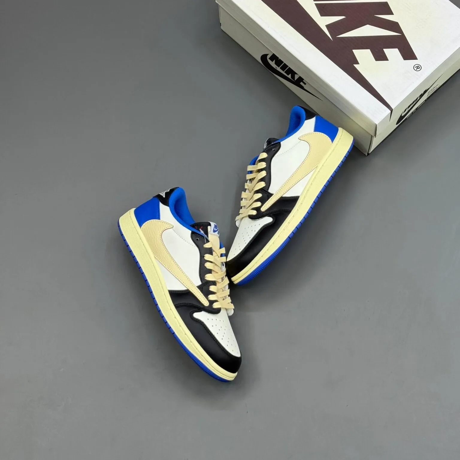 کفش نایک ایر جردن وان لو تراویس فرگمنت Nike Air Jordan 1 Low Travis Scott Fragment کفش نایک ایر جردن وان لو تراویس فرگمنت Nike Air Jordan 1 Low Travis Scott Fragment - تصویر 5