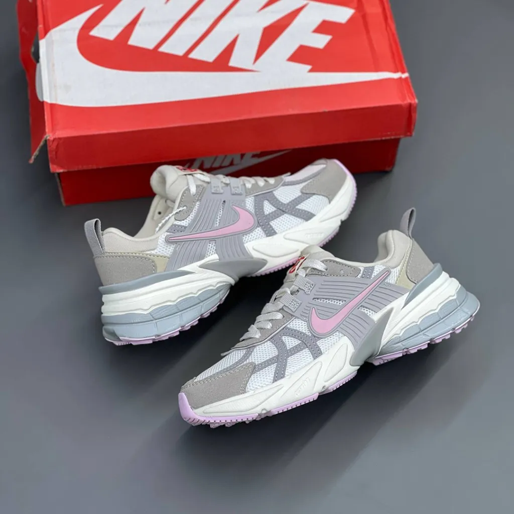 نایک وی تو کی ران طوسی سفید صورتی Nike V2K Run Sail Pink Foam Sail College Grey HV5997-161