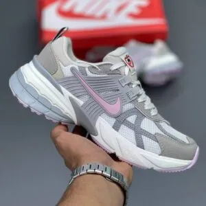 نایک وی تو کی ران طوسی سفید صورتی Nike V2K Run Sail Pink Foam Sail College Grey HV5997-161 نایک وی تو کی ران طوسی سفید صورتی Nike V2K Run Sail Pink Foam Sail College Grey HV5997-161