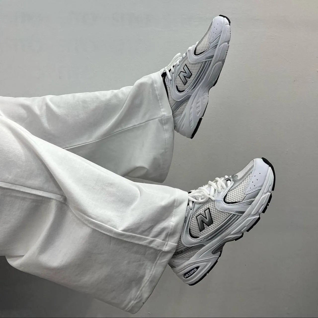 کتونی نیوبالانس 530 سفید سرمه ای -New Balance 530