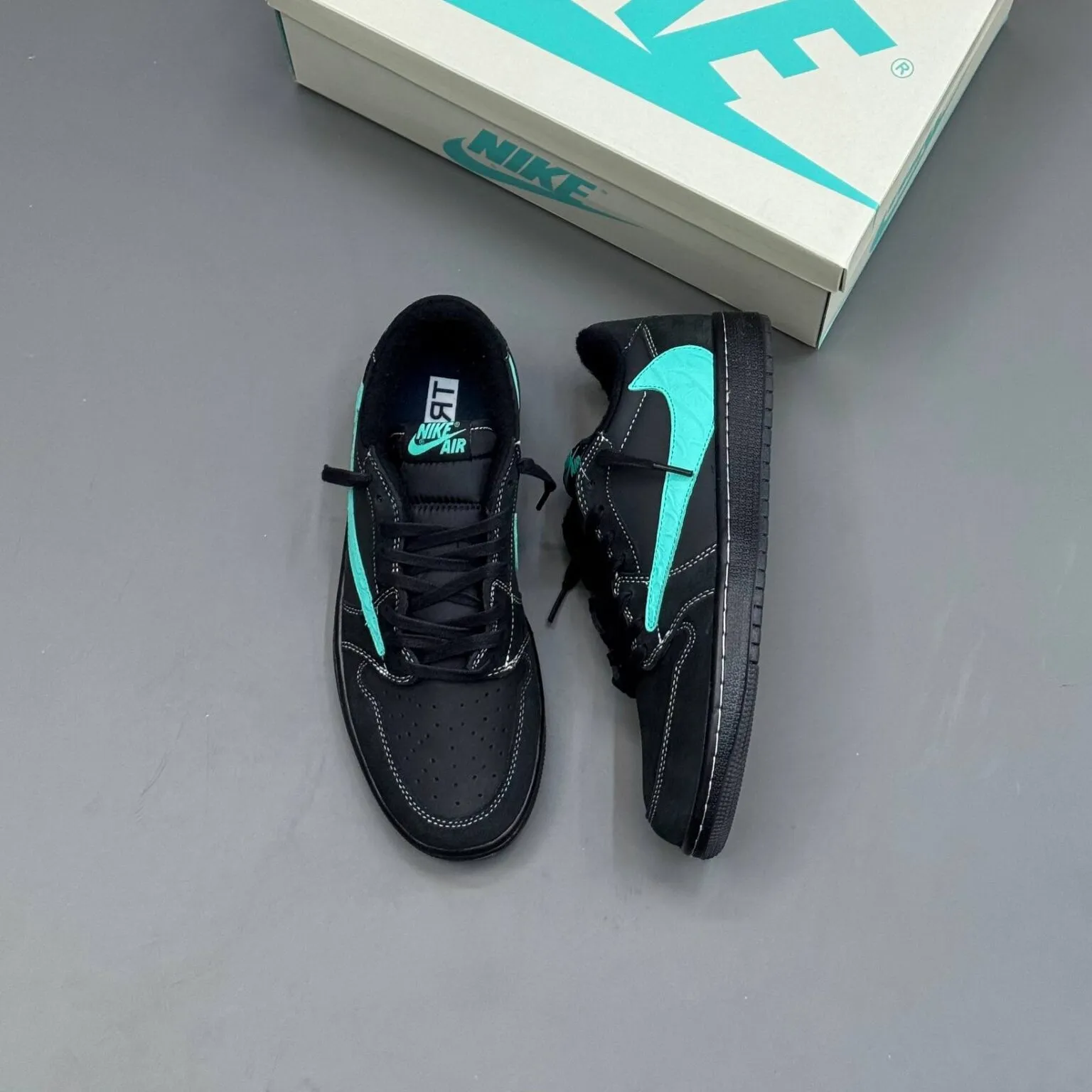 کفش نایک ایر جردن وان لو تراویس اسکات تیفانی Nike Air Jordan 1 Low Travis Scott Tiffany کفش نایک ایر جردن وان لو تراویس اسکات تیفانی Nike Air Jordan 1 Low Travis Scott Tiffany