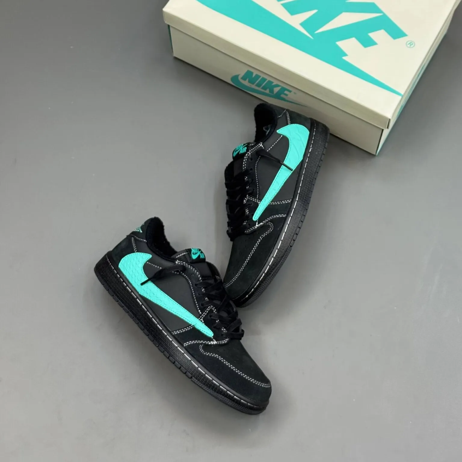 کفش نایک ایر جردن وان لو تراویس اسکات تیفانی Nike Air Jordan 1 Low Travis Scott Tiffany کفش نایک ایر جردن وان لو تراویس اسکات تیفانی Nike Air Jordan 1 Low Travis Scott Tiffany