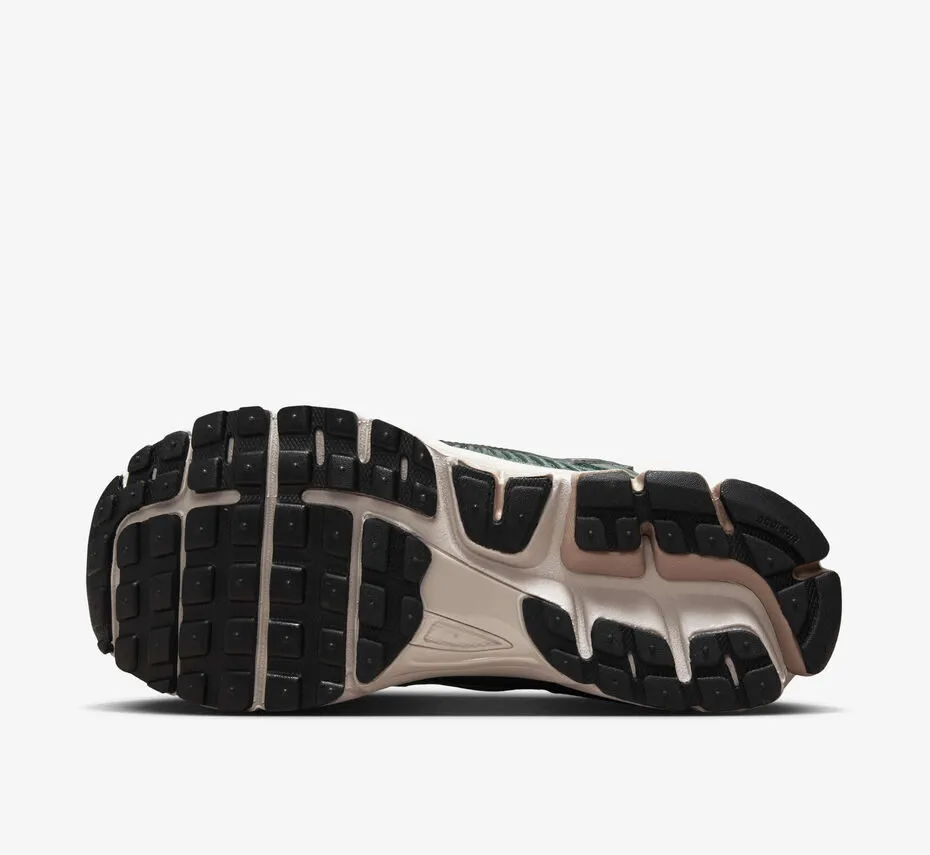 کتونی لایف استایل نایکی Nike Zoom Vomero 5 – کد FN6742-300 کتونی لایف استایل نایکی Nike Zoom Vomero 5 – کد FN6742-300