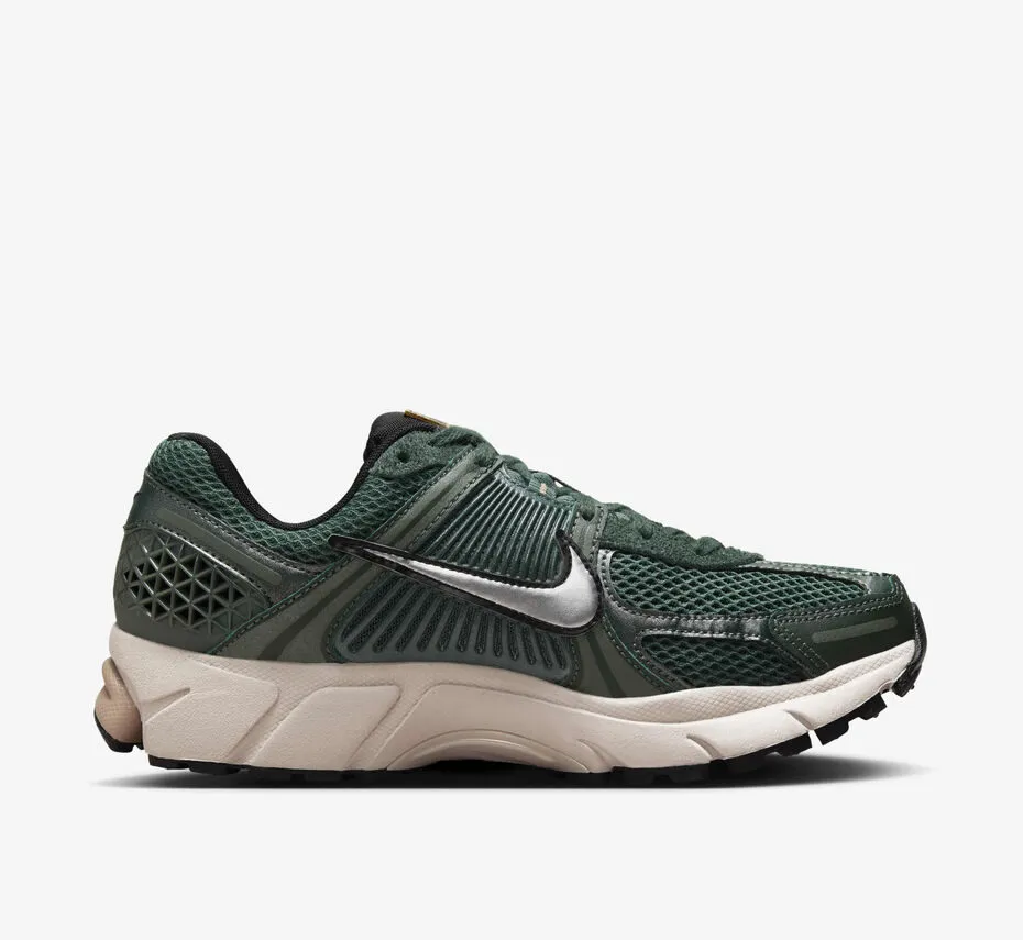 کتونی لایف استایل نایکی Nike Zoom Vomero 5 – کد FN6742-300 کتونی لایف استایل نایکی Nike Zoom Vomero 5 – کد FN6742-300