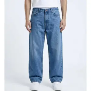 شلوار جین بگ مردانه اورجینال رنگ آبی متوسط برند pull&bear سفارش اسپانیایی مدل بگ و آزاد کد 2013